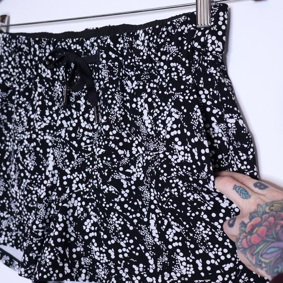 LULULEMON On The Fly Short 2.5" Chirasu Black Medium Rise Casual Women's 6 - Picture 4 of 9